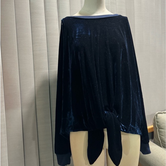 RDI navy velour tie front top ✨ - Picture 6 of 8